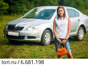 Юная девушка стоит на фоне легкового автомобиля. Стоковое фото, фотограф Игорь Низов / Фотобанк Лори