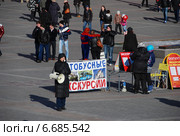 Работник с рупором зовет на автобусные экскурсии. Манежная площадь. Москва (2012 год). Редакционное фото, фотограф lana1501 / Фотобанк Лори