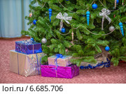 Подарки под новогодней елкой. Стоковое фото, фотограф Евгений Дробжев / Фотобанк Лори