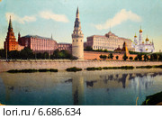 Дореволюционная открытка с видом на Московский кремль и Водозводную башню с Большого каменного моста в центре города Москвы, Россия. Стоковая иллюстрация, иллюстратор Николай Винокуров / Фотобанк Лори
