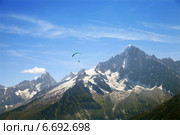 Парапланеристы в небе над горами. Стоковое фото, фотограф Юлия Кузнецова / Фотобанк Лори