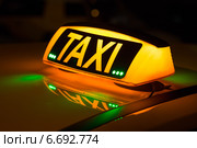 Светящееся в ночи табло TAXI на крыше такси. Стоковое фото, фотограф Родион Власов / Фотобанк Лори
