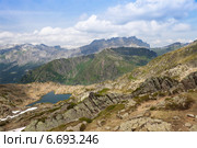 Горный пейзаж с озером в форме сердца (2014 год). Стоковое фото, фотограф Юлия Кузнецова / Фотобанк Лори