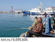 Рыбаки на набережной морского порта в Сочи (2014 год). Редакционное фото, фотограф Илюхина Наталья / Фотобанк Лори