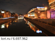 Зверев мост, Садовническая и Озерковская набережные в Москве ночью (2014 год). Редакционное фото, фотограф lana1501 / Фотобанк Лори