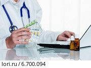 doctor writes a prescription for tablets. Стоковое фото, фотограф Erwin Wodicka / Фотобанк Лори