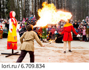 Народные гуляния на Масленицу в парке (2014 год). Редакционное фото, фотограф Дарья Егорова / Фотобанк Лори