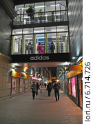 Магазин спортивной одежды "Adidas". Торгово-офисный комплекс "Елоховский пассаж". Бауманская улица, 32/2. Москва (2014 год). Редакционное фото, фотограф lana1501 / Фотобанк Лори