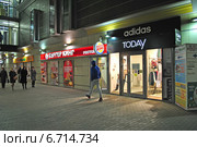 Ресторан "Бургер Кинг". Магазин спортивной одежды "Adidas". Торгово-офисный комплекс "Елоховский пассаж". Бауманская улица, 32/2. Москва (2014 год). Редакционное фото, фотограф lana1501 / Фотобанк Лори