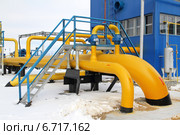 Оборудование и трубы на газораспределительной станции. Стоковое фото, фотограф Григорий Писоцкий / Фотобанк Лори