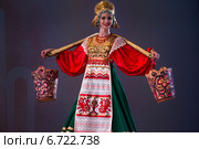 Григорьева Светлана (вторая премия) исполняет русский народный танец на музыку "Я на горку шла" в номинации "Народно-сценический танец" на Первом Всероссийском конкурсе артистов балета и хореографов в Москве (2014 год). Редакционное фото, фотограф Николай Винокуров / Фотобанк Лори