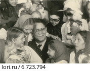 Маршак Самуил Яковлевич с детьми в детском клубе. 05.11.1940 г. Редакционное фото, фотограф Терещенко Оксана / Фотобанк Лори