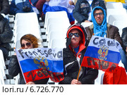 Сочи, Россия - 16 марта 2014 года: Спортивные болельщики с национальными флагами в поддержку Александры Францевой на Паралимпийских играх в Сочи. Редакционное фото, фотограф Анна Мартынова / Фотобанк Лори