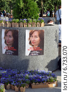 Акция Amnesty International в Москве памяти Натальи Эстемировой "Цветы для Натальи". Сбор подписей под обращением в СКР с требованием найти убийц. (2014 год). Редакционное фото, фотограф Анна Юферева / Фотобанк Лори