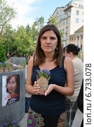 Акция Amnesty International в Москве памяти Натальи Эстемировой "Цветы для Натальи". Координатор кампаний Amnesty International в России Мария Середа. (2014 год). Редакционное фото, фотограф Анна Юферева / Фотобанк Лори