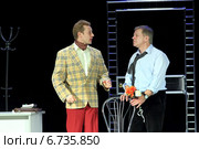 Актеры Дмитрий Исаев и Игорь Ливанов на сцене в спектакле "SOS" (2014 год). Редакционное фото, фотограф Григорий Писоцкий / Фотобанк Лори