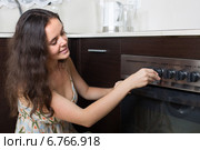 Happy woman cooking in the oven. Стоковое фото, фотограф Яков Филимонов / Фотобанк Лори