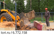 Трактор JCB разбирает ограждение из фундаментных блоков ФБС (2014 год). Редакционное видео, видеограф Арташес Оганджанян / Фотобанк Лори