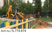 Трактор JCB разбирает ограждение из фундаментных блоков ФБС (2014 год). Редакционное видео, видеограф Арташес Оганджанян / Фотобанк Лори