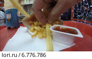 В ресторане "Макдоналдс", Уфа. Картофель фри World Famous Fries (2014 год). Редакционное видео, видеограф Mikhail Erguine / Фотобанк Лори