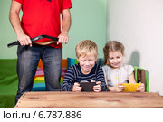 Угроза ремнем о прекращении игр с телефонами, папа с детьми. Стоковое фото, фотограф Кекяляйнен Андрей / Фотобанк Лори