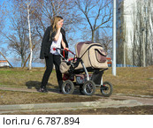 Молодая мама с коляской на прогулке в парке в Гольяново в Москве (2012 год). Редакционное фото, фотограф lana1501 / Фотобанк Лори