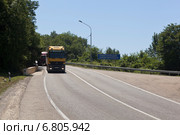 Грузовик Mercedes-Benz Actros на дороге у Чемитоквадже (2014 год). Редакционное фото, фотограф Николай Мухорин / Фотобанк Лори