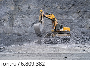 Гусеничный экскаватор Liebherr во время выработки на борту карьера (2014 год). Редакционное фото, фотограф Светлана Попова / Фотобанк Лори