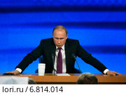 Президент России Владимир Путин принимает участие на десятой большой ежегодной пресс-конференции в Центре международной торговли на Красной Пресне в центре города Москвы, Россия (2014 год). Редакционное фото, фотограф Николай Винокуров / Фотобанк Лори