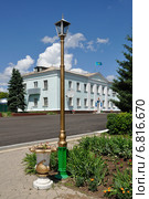 Фонарный столб и районный Акимат в селе Саумалколь (Володаровка). Республика Казахстан (2014 год). Редакционное фото, фотограф Александр Тараканов / Фотобанк Лори