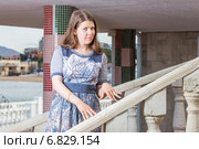 Портрет девушки в платье на фоне лестницы (2014 год). Редакционное фото, фотограф Алексей Шматков / Фотобанк Лори