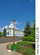 Фонарный столб, урна и районный Акимат в селе Саумалколь (Володаровка). Республика Казахстан (2014 год). Редакционное фото, фотограф Александр Тараканов / Фотобанк Лори