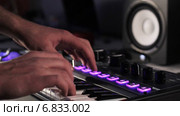 DJ используя свой миди контроллер. Стоковое видео, видеограф Александр Саенко / Фотобанк Лори