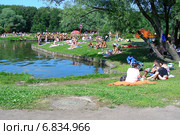 Люди отдыхают и загорают на Терлецких прудах в Москве (2012 год). Редакционное фото, фотограф lana1501 / Фотобанк Лори