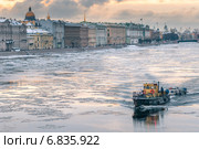 Маленький буксир тянет за собой катер по Неве (2014 год). Редакционное фото, фотограф Ольга Визави / Фотобанк Лори
