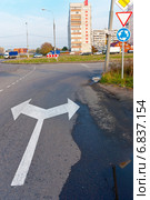 Несоответствие дорожной разметки  знаку дорожного движения (2014 год). Редакционное фото, фотограф Зобков Юрий / Фотобанк Лори