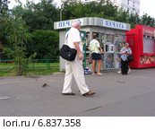 Крыса гуляет по тротуару не спеша, не обращая внимания на людей, Щелковское шоссе, Москва (2012 год). Редакционное фото, фотограф lana1501 / Фотобанк Лори