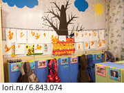 Стенд с детскими рисунками в раздевалке в детском садике (2014 год). Редакционное фото, фотограф Кекяляйнен Андрей / Фотобанк Лори