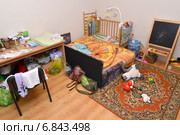 Беспорядок в жилой комнате. Разбросанные вещи (2014 год). Редакционное фото, фотограф Ирина Борсученко / Фотобанк Лори