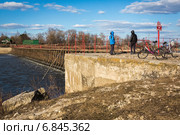 Плотина бывшей Теньсюпинской ГЭС, Теньсюпино, Сасовский район, Рязанская область (2014 год). Редакционное фото, фотограф Марина Круглякова / Фотобанк Лори