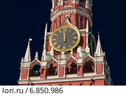 Спасская башня Московского Кремля. Кремлевские куранты показывают полночь (2010 год). Стоковое фото, фотограф Алёшина Оксана / Фотобанк Лори