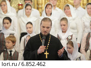Концерт в честь святителя Николая в Спасском храме поселка Андреевка Солнечногорского района (2014 год). Редакционное фото, фотограф Дмитрий Неумоин / Фотобанк Лори
