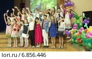 Выпускной вечер в 4-м классе начальной школы, дети поют (2015 год). Редакционное видео, видеограф Валерий Шилов / Фотобанк Лори
