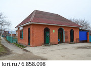 Кирпичный магазин в деревне. Станица Медведовская (2015 год). Стоковое фото, фотограф Илья Пермяков / Фотобанк Лори