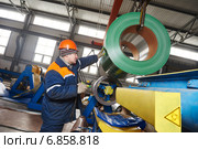 worker at metal sheet profiling factory. Стоковое фото, фотограф Дмитрий Калиновский / Фотобанк Лори