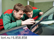 Windscreen repairman workers. Стоковое фото, фотограф Дмитрий Калиновский / Фотобанк Лори