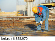 Builder making reinforcement for concrete. Стоковое фото, фотограф Дмитрий Калиновский / Фотобанк Лори
