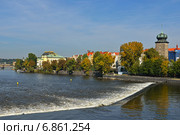 Вид на набережную реки Влтава и Малостранскую водонапорную башню, Прага (2014 год). Стоковое фото, фотограф Валерия Попова / Фотобанк Лори