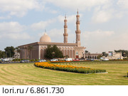 Мечеть имама Ахмада ибн Ханбаля  (Al Emam Ahmad Bin Hanbal ). Центральная площадь. Шарджа. ОАЭ (2014 год). Редакционное фото, фотограф Сергей Афанасьев / Фотобанк Лори