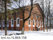 Здание аракчеевских казарм в селе Медведь Новгородской области (2012 год). Стоковое фото, фотограф Солодовникова Елена / Фотобанк Лори
